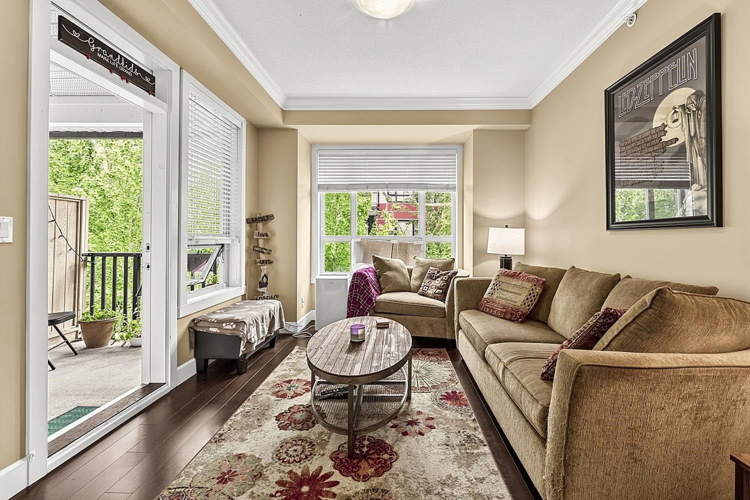 411-13897 Fraser Highway, Surrey, BC - Indoor Photo Showing Living Room