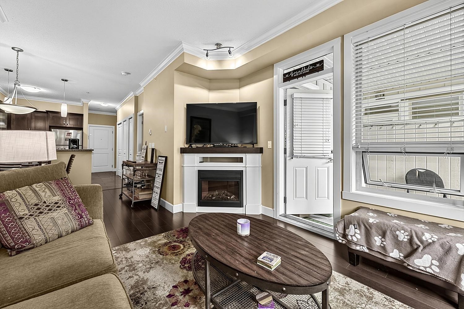 411-13897 Fraser Highway, Surrey, BC - Indoor Photo Showing Living Room With Fireplace