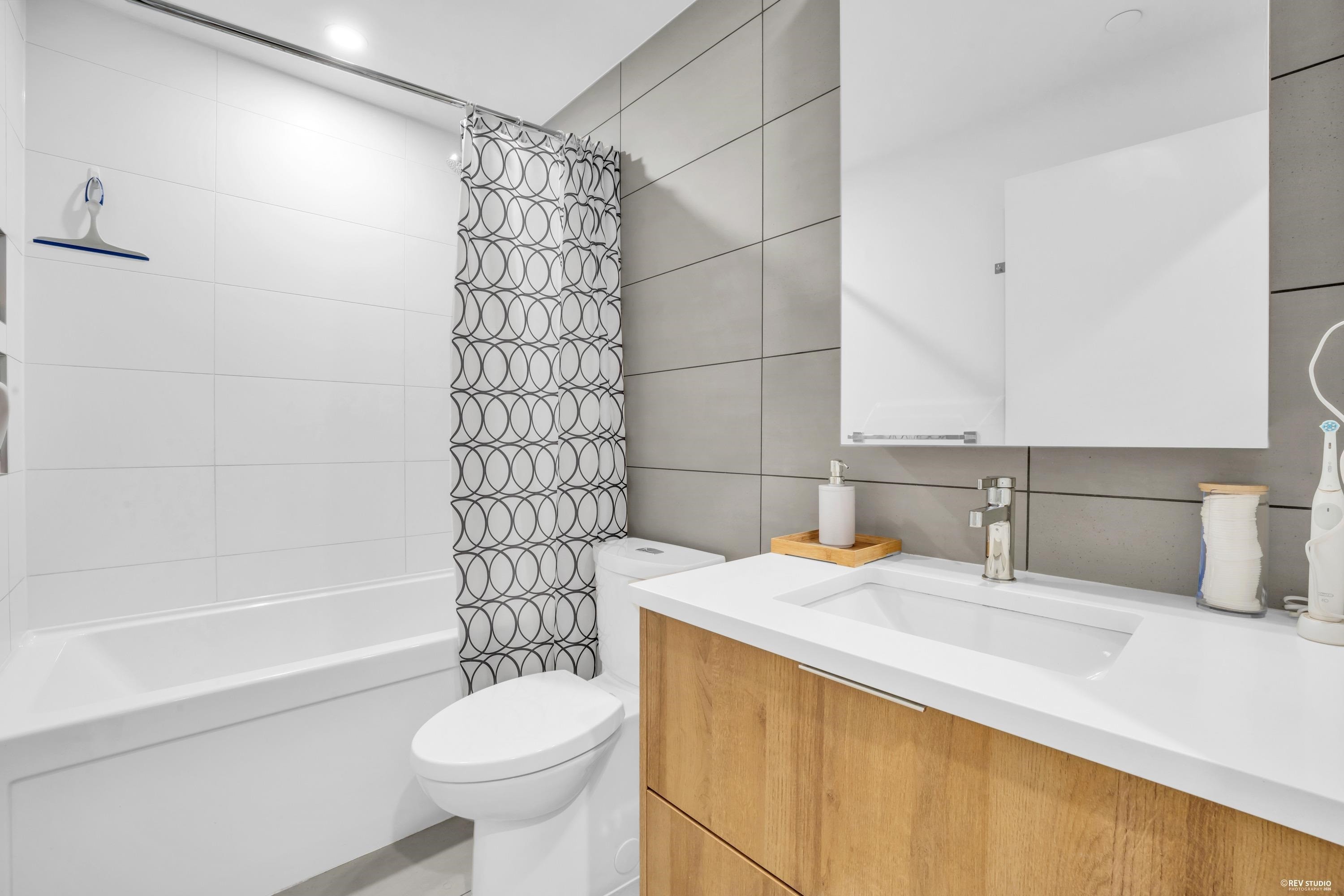 2402-13359 Old Yale Road, Surrey, BC - Indoor Photo Showing Bathroom
