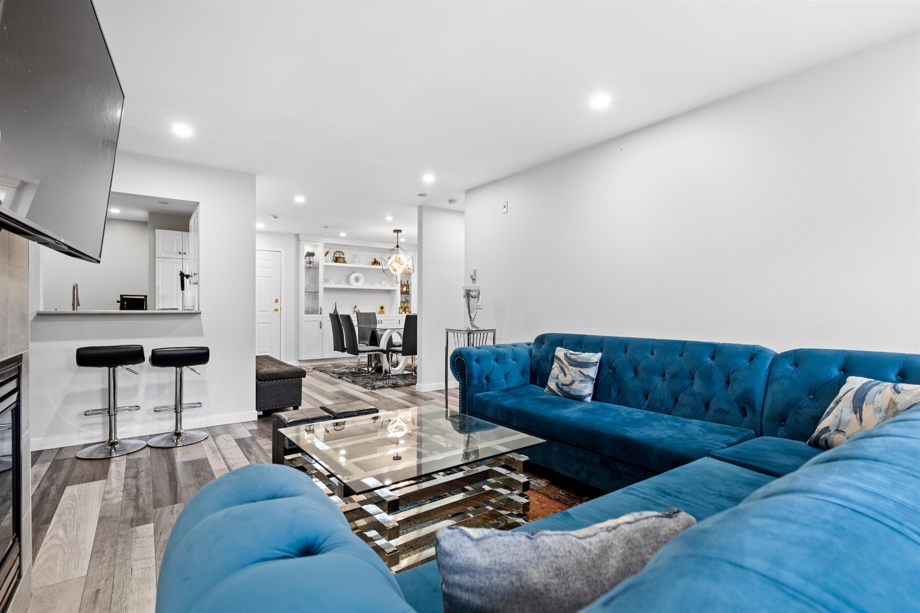 105-12125 75A Avenue, Surrey, BC - Indoor Photo Showing Living Room