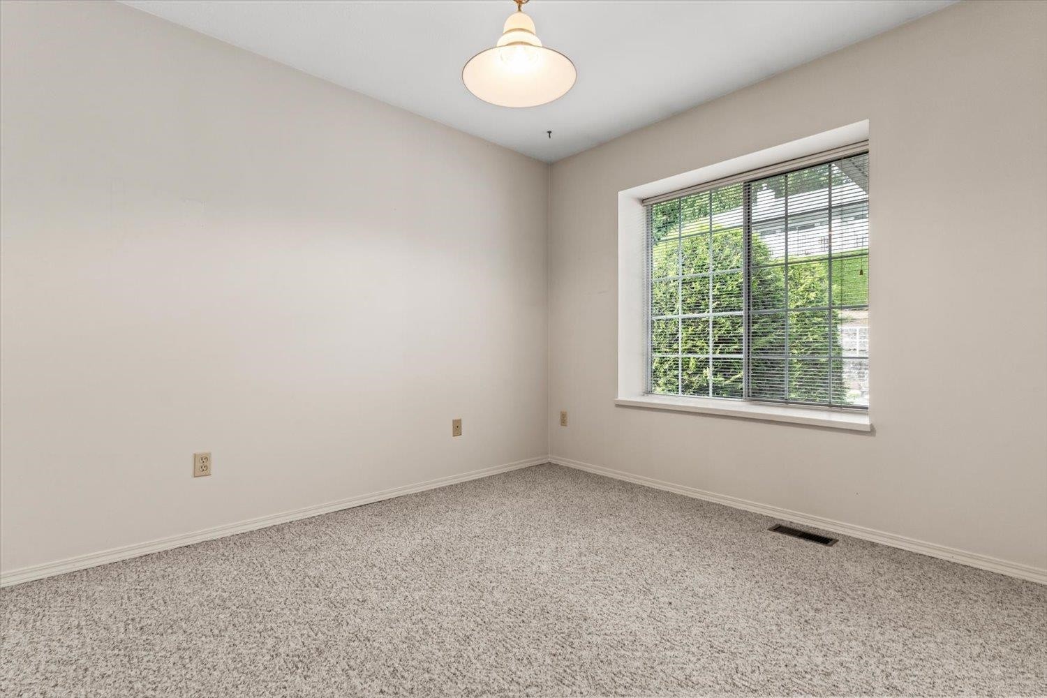 31-3351 Horn Street, Abbotsford, BC - Indoor Photo Showing Other Room