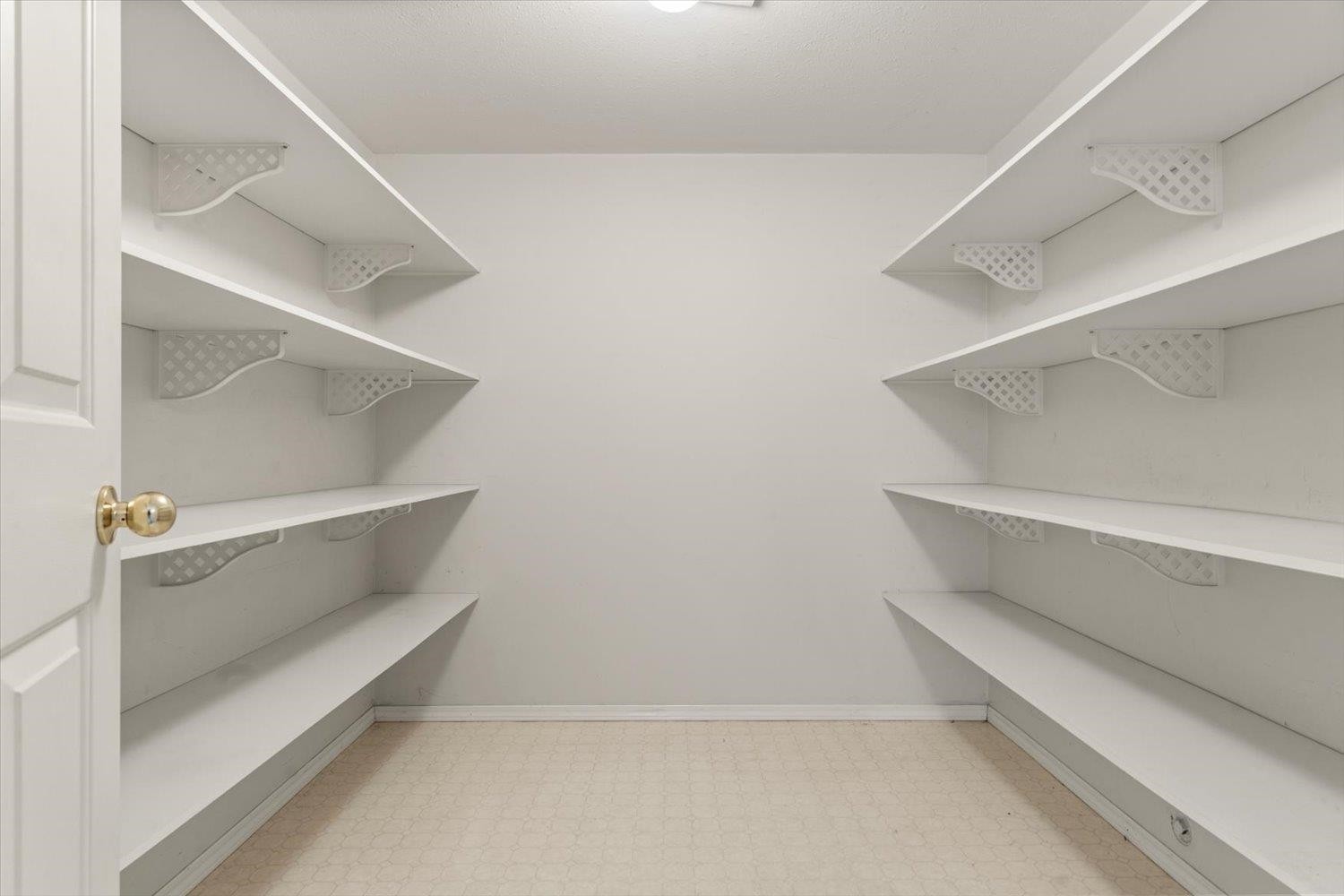 31-3351 Horn Street, Abbotsford, BC - Indoor With Storage
