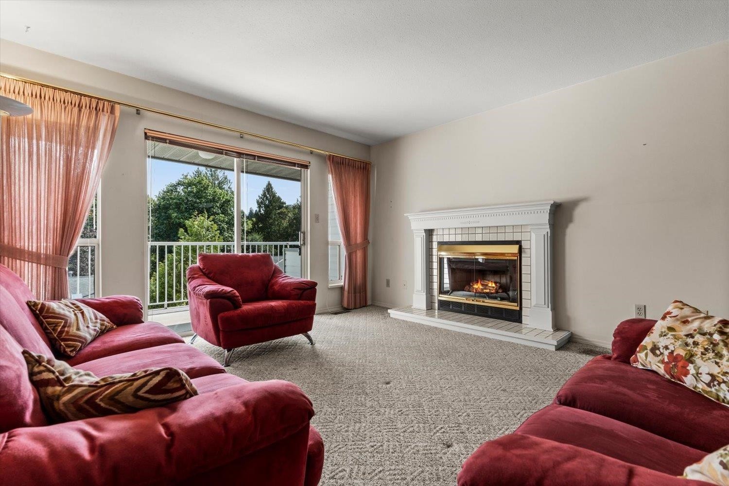 31-3351 Horn Street, Abbotsford, BC - Indoor Photo Showing Living Room With Fireplace