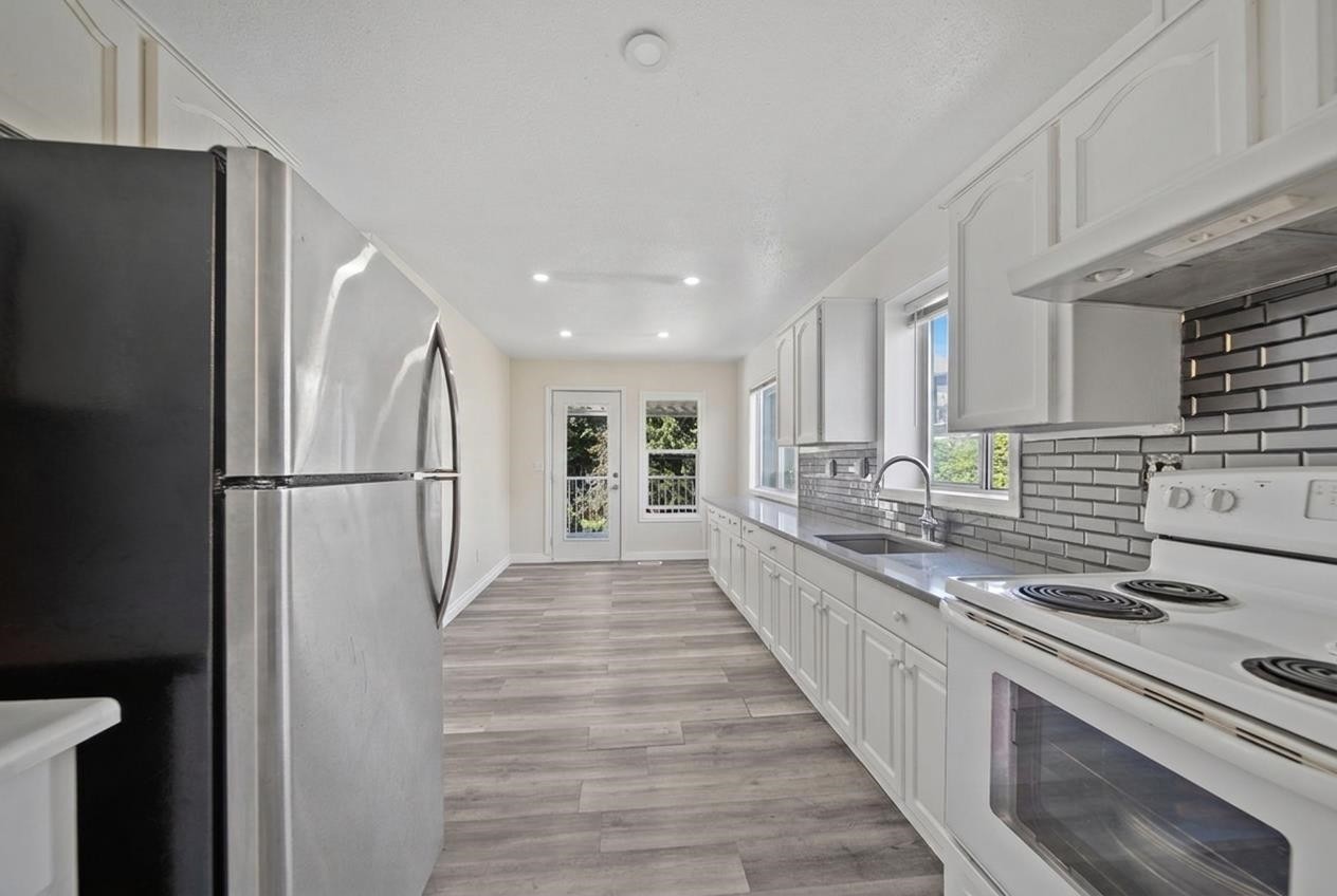 8167 Cedar Street, Mission, BC - Indoor Photo Showing Kitchen