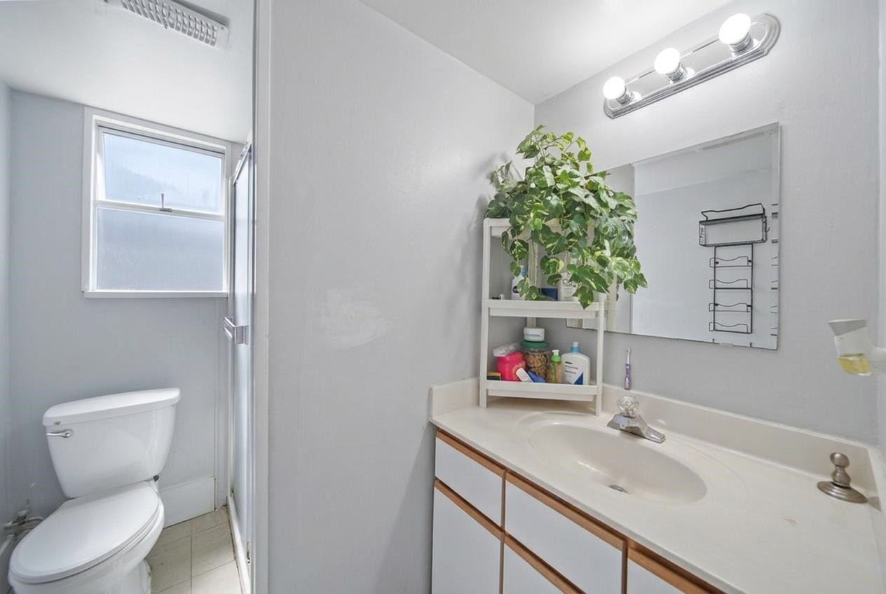 8167 Cedar Street, Mission, BC - Indoor Photo Showing Bathroom