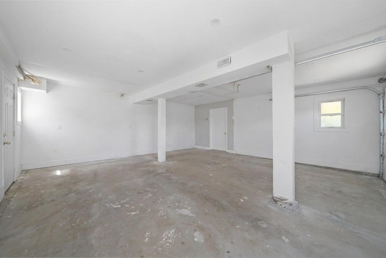 8167 Cedar Street, Mission, BC - Indoor Photo Showing Garage