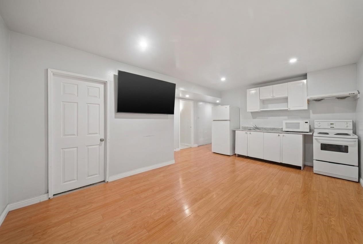 8167 Cedar Street, Mission, BC - Indoor Photo Showing Kitchen