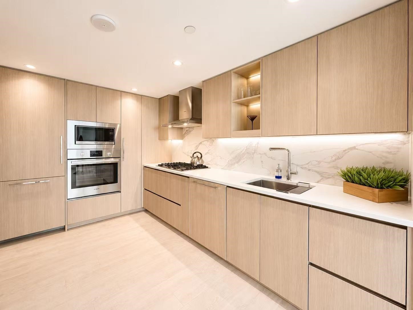3310-9887 Whalley Boulevard, Surrey, BC - Indoor Photo Showing Kitchen