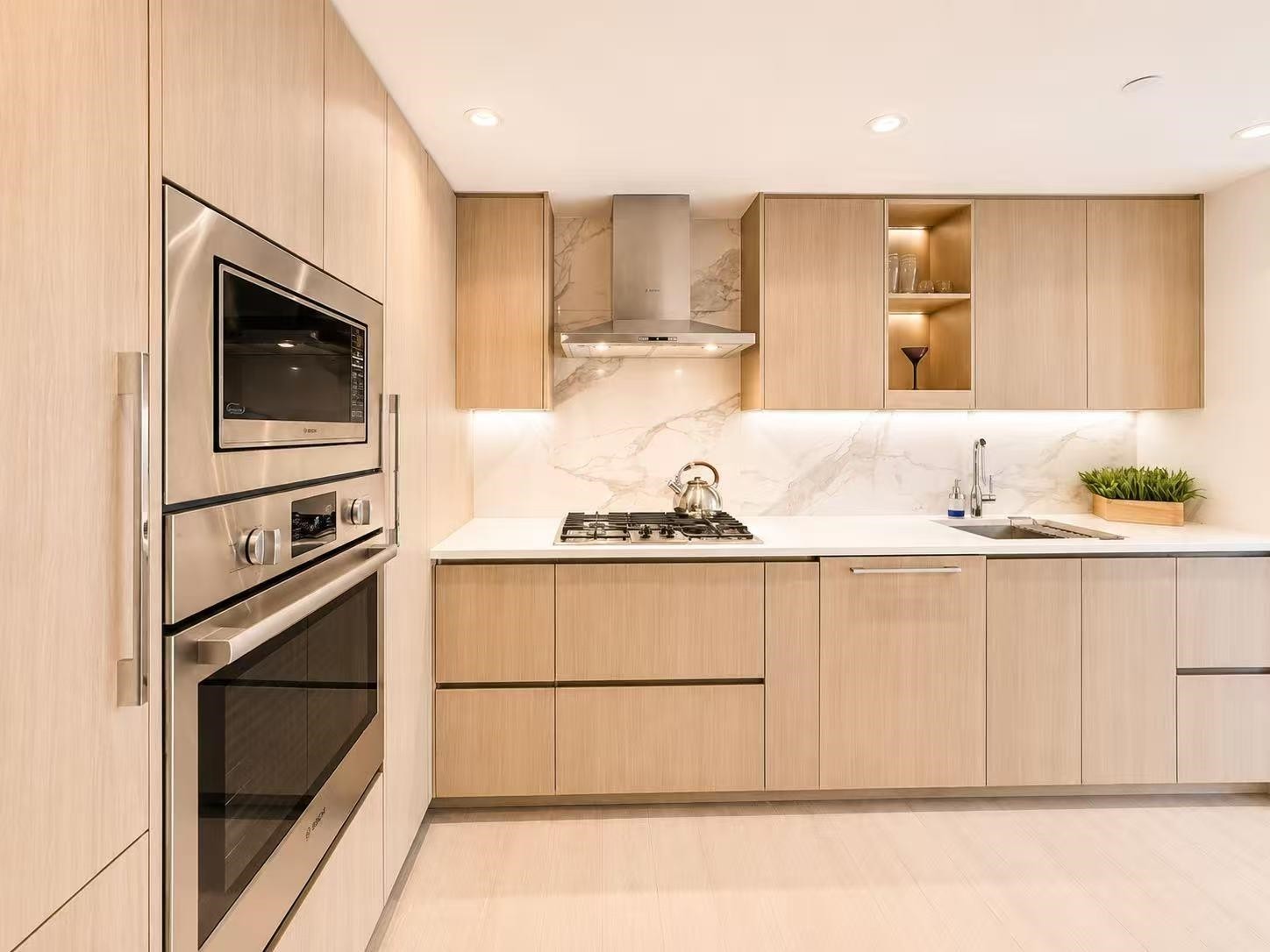 3310-9887 Whalley Boulevard, Surrey, BC - Indoor Photo Showing Kitchen With Upgraded Kitchen