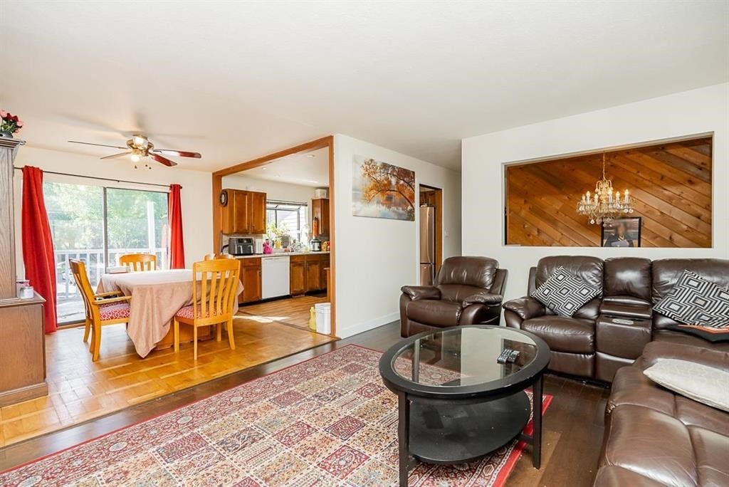 15097 95 Avenue, Surrey, BC - Indoor Photo Showing Living Room