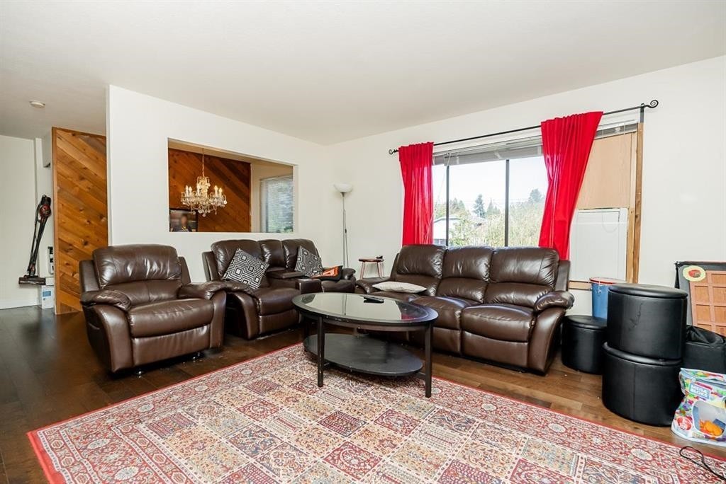 15097 95 Avenue, Surrey, BC - Indoor Photo Showing Living Room