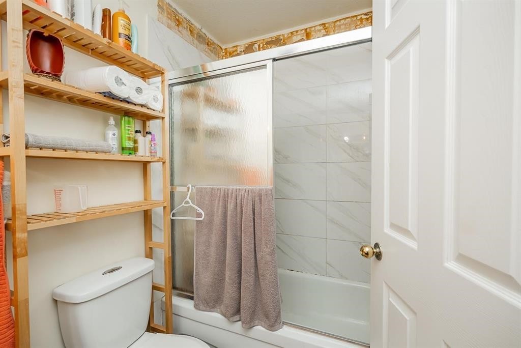 15097 95 Avenue, Surrey, BC - Indoor Photo Showing Bathroom
