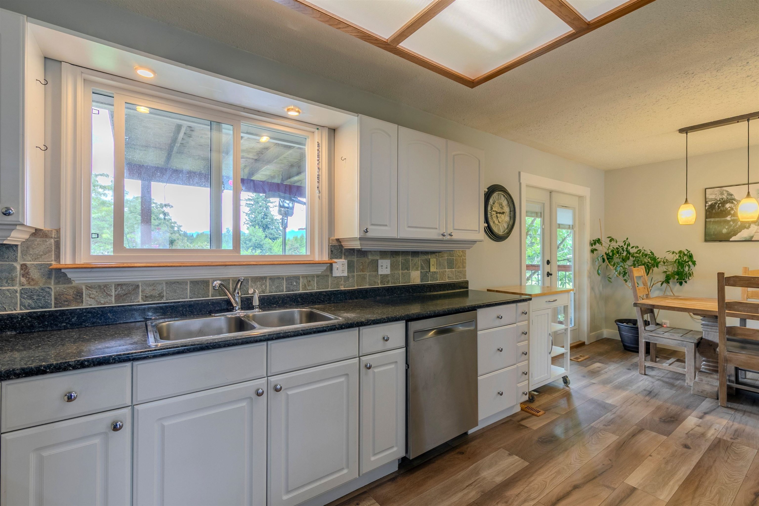 35073 Ewert Avenue, Mission, BC - Indoor Photo Showing Kitchen With Double Sink