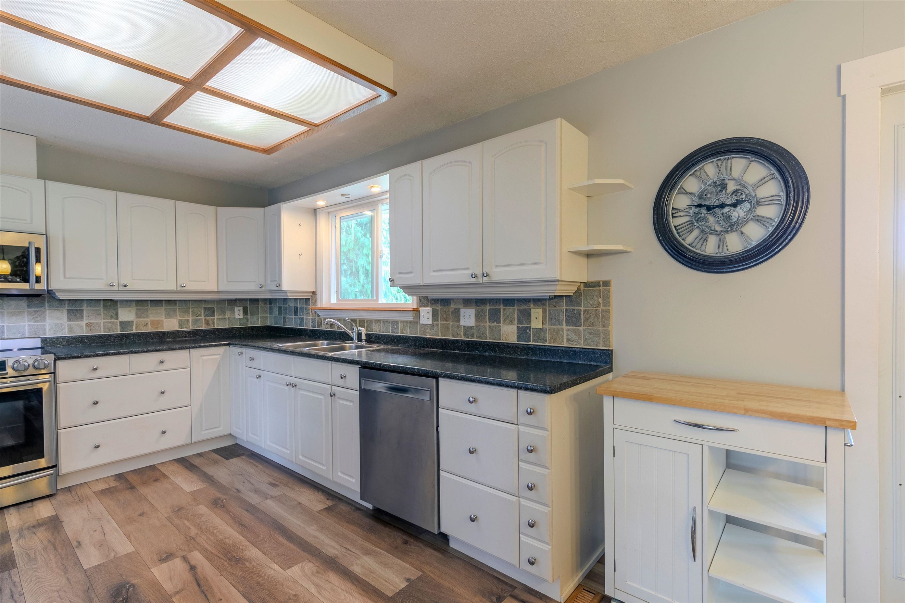 35073 Ewert Avenue, Mission, BC - Indoor Photo Showing Kitchen With Double Sink