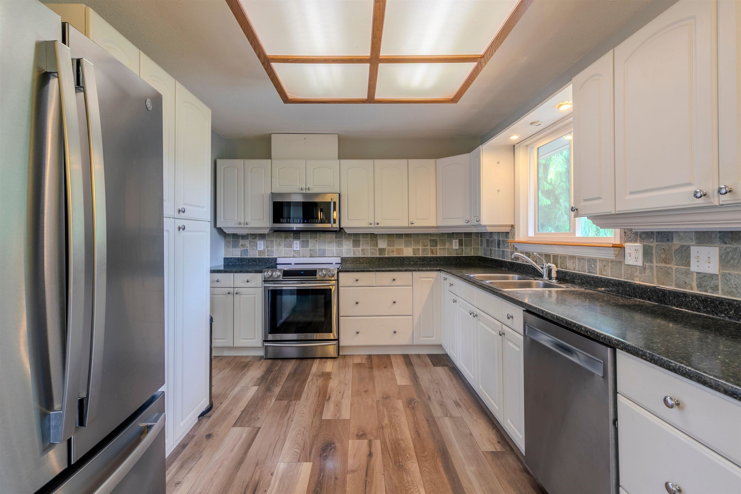 35073 Ewert Avenue, Mission, BC - Indoor Photo Showing Kitchen With Double Sink