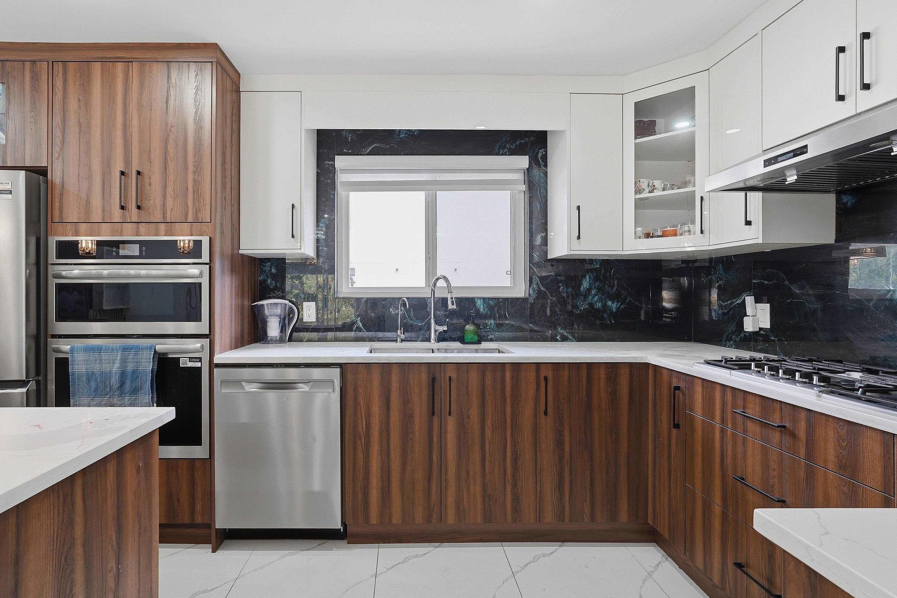 17886 59A Avenue, Surrey, BC - Indoor Photo Showing Kitchen With Double Sink With Upgraded Kitchen