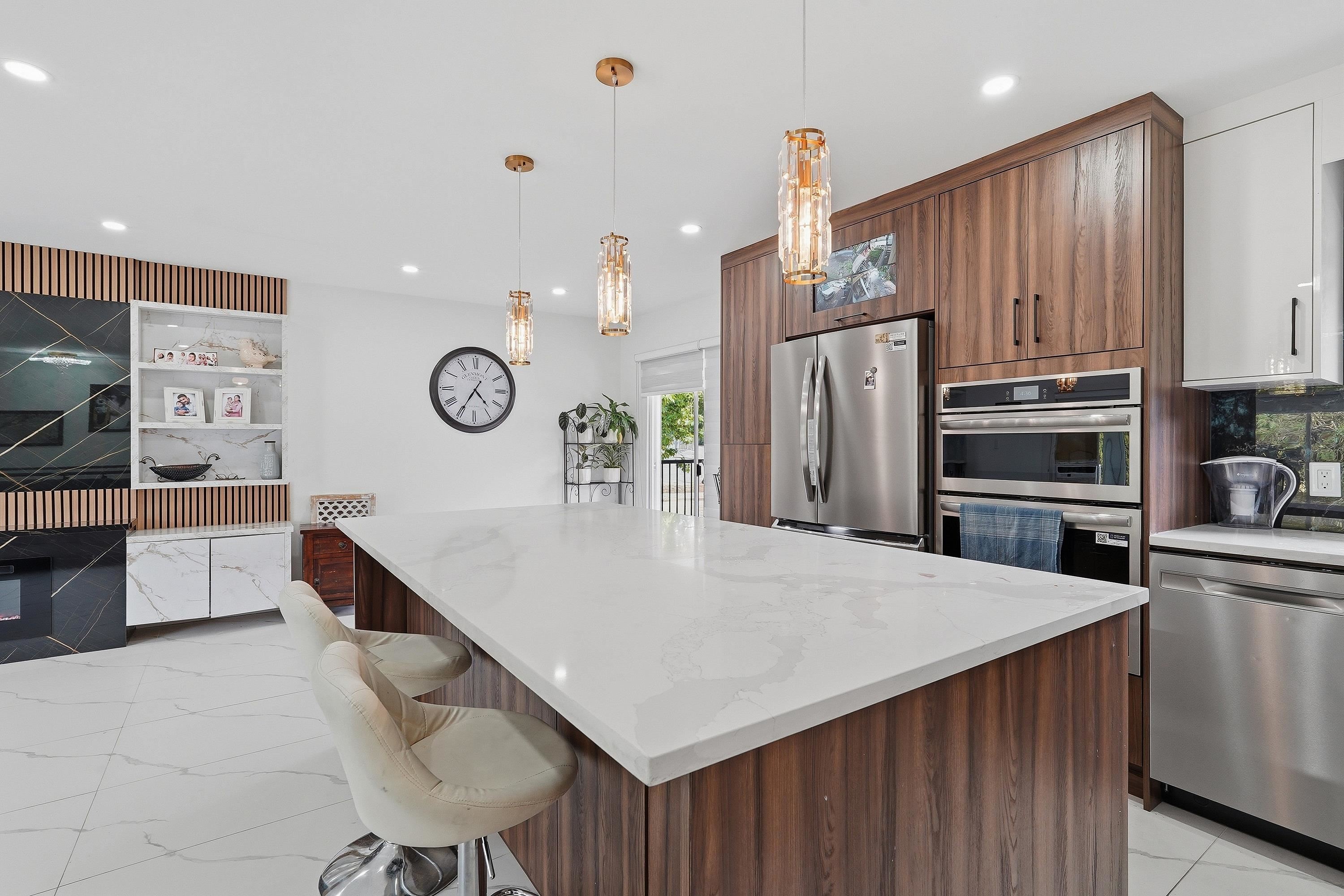 17886 59A Avenue, Surrey, BC - Indoor Photo Showing Kitchen With Upgraded Kitchen