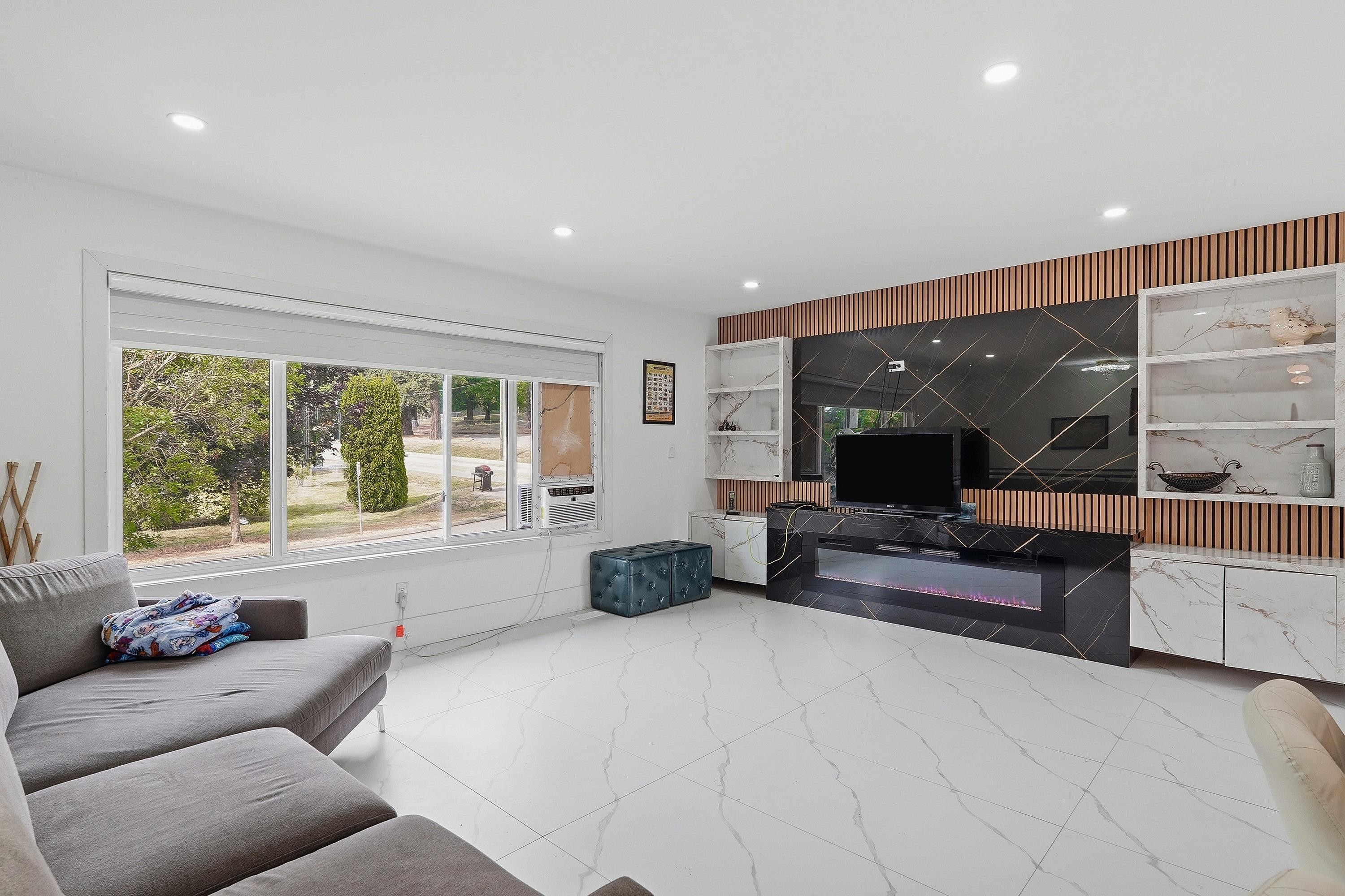 17886 59A Avenue, Surrey, BC - Indoor Photo Showing Living Room