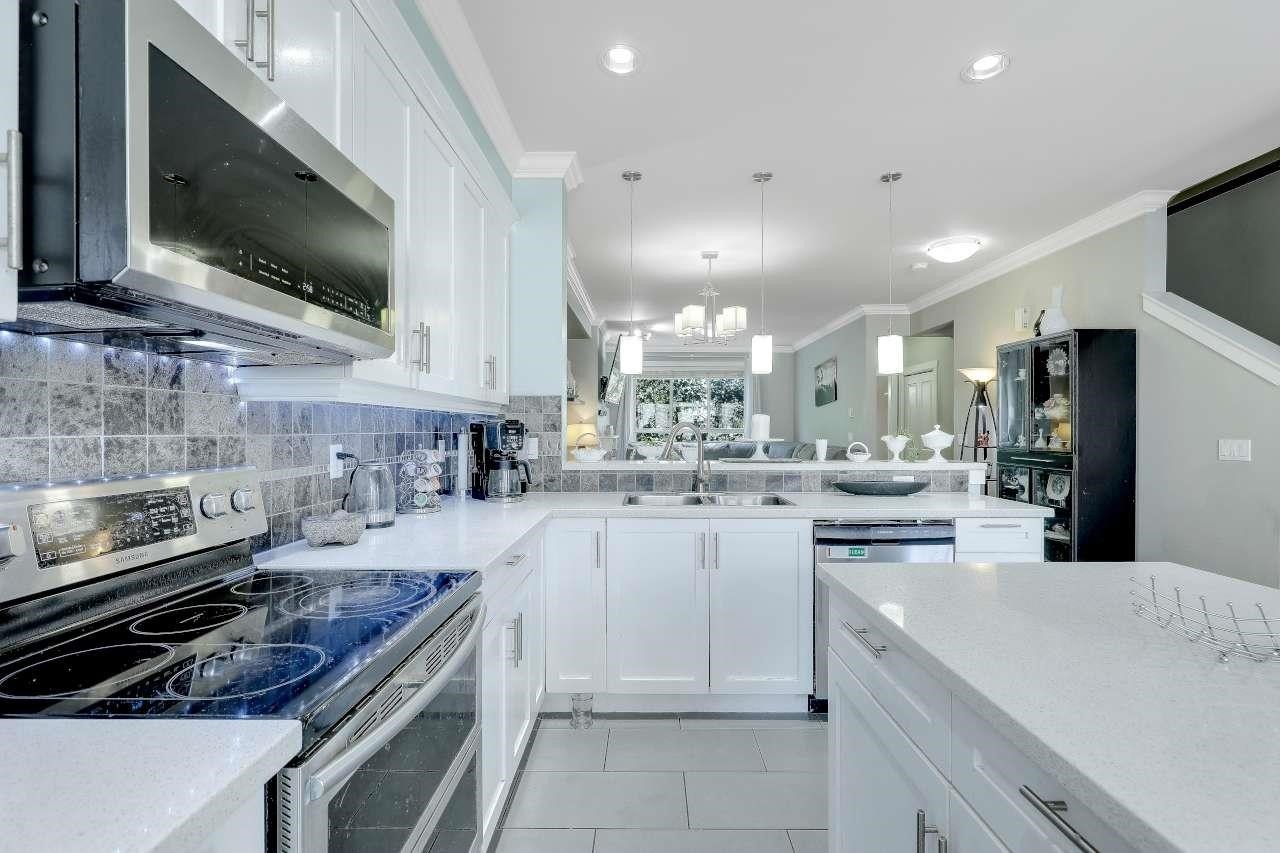 21-19560 68 Avenue, Surrey, BC - Indoor Photo Showing Kitchen With Double Sink With Upgraded Kitchen