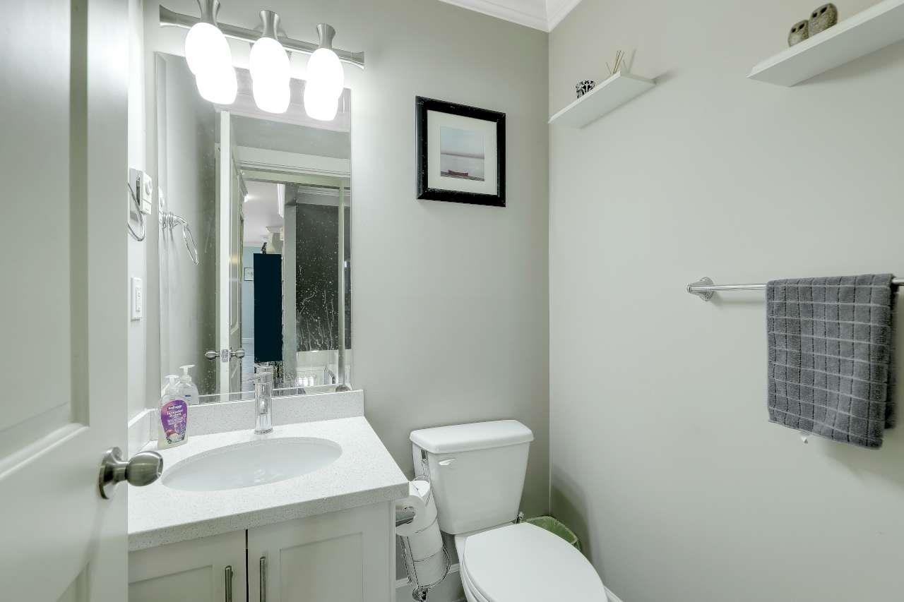 21-19560 68 Avenue, Surrey, BC - Indoor Photo Showing Bathroom