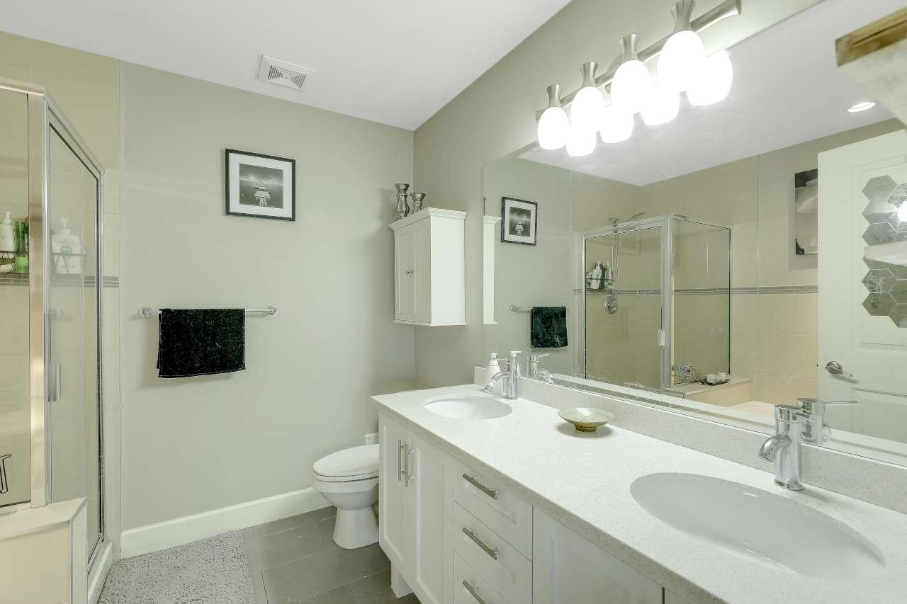 21-19560 68 Avenue, Surrey, BC - Indoor Photo Showing Bathroom