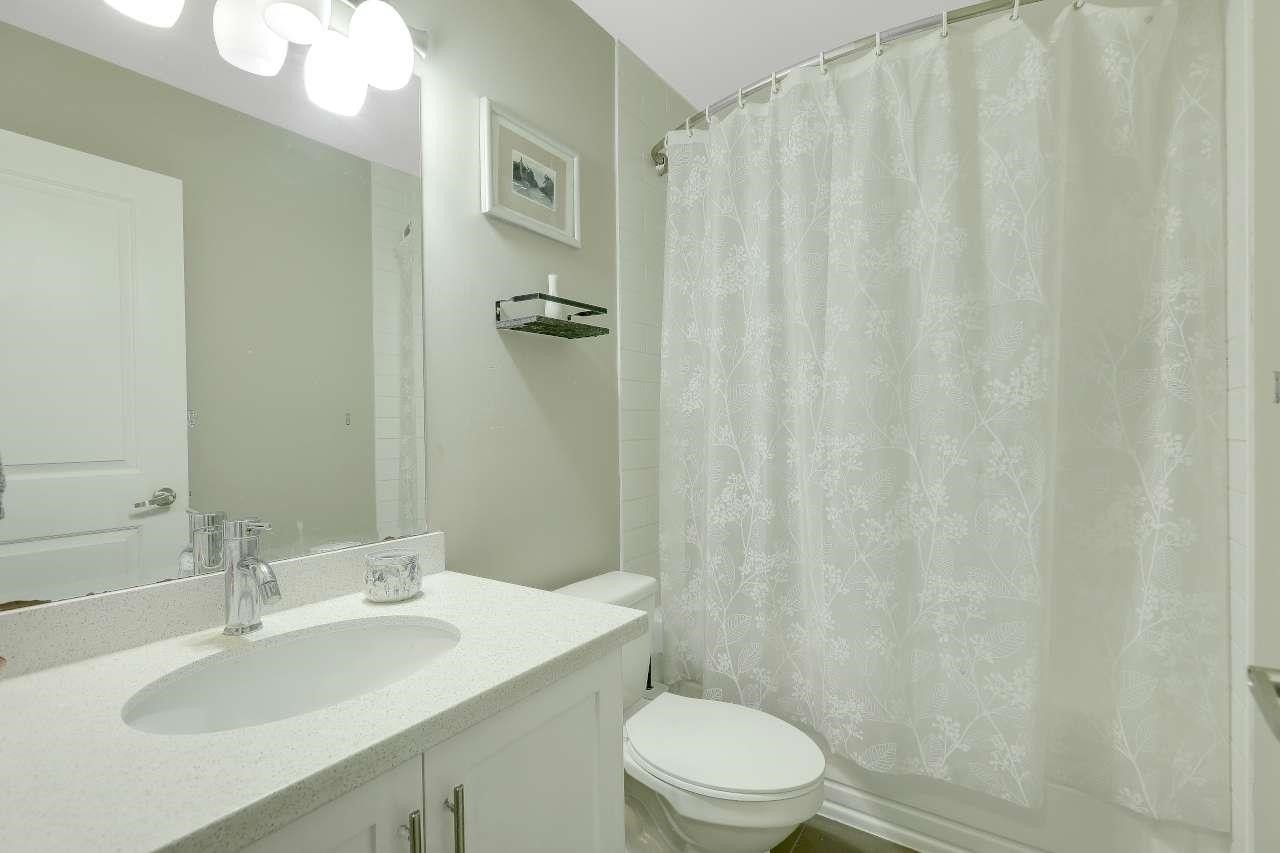21-19560 68 Avenue, Surrey, BC - Indoor Photo Showing Bathroom