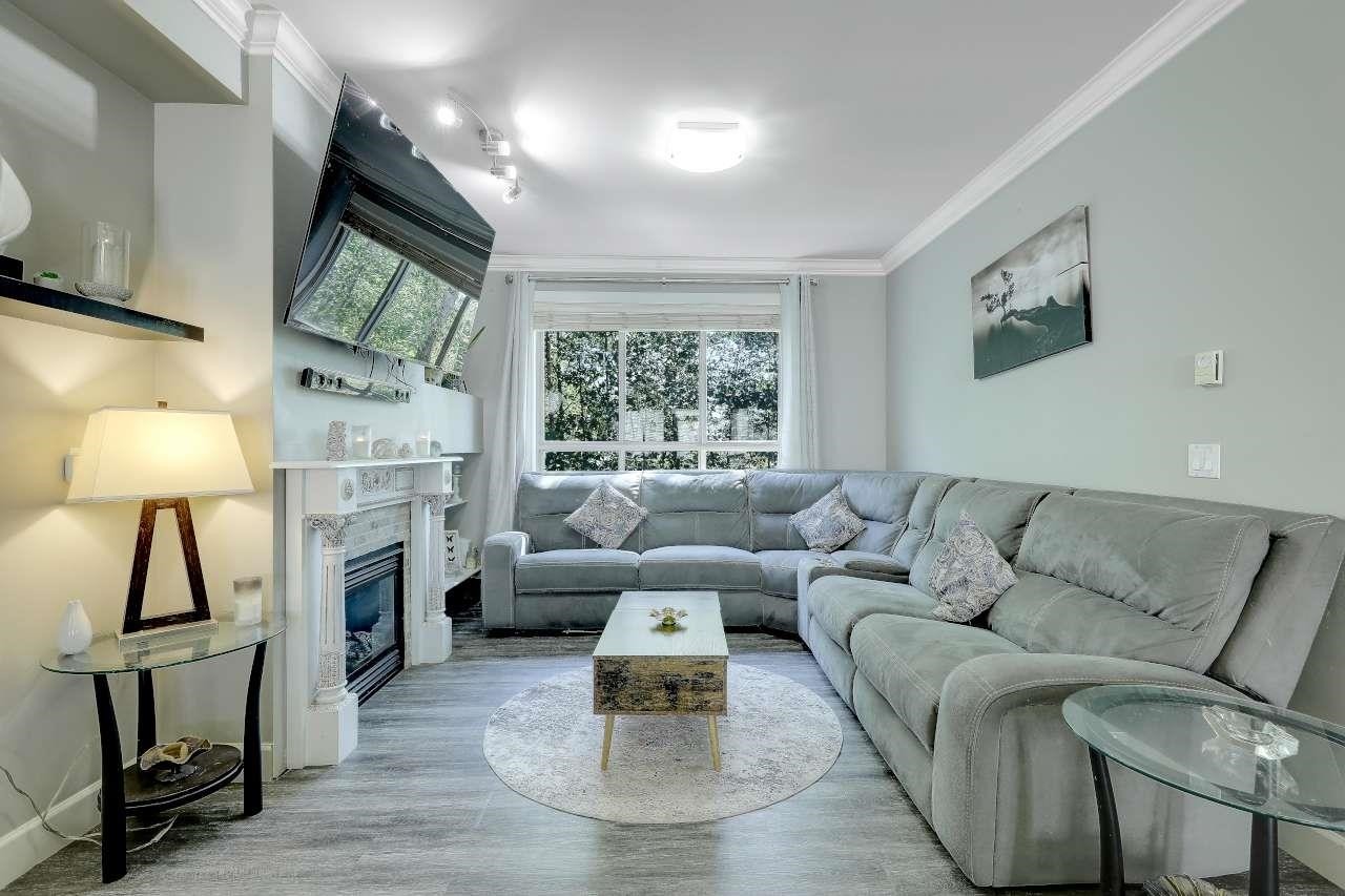 21-19560 68 Avenue, Surrey, BC - Indoor Photo Showing Living Room With Fireplace