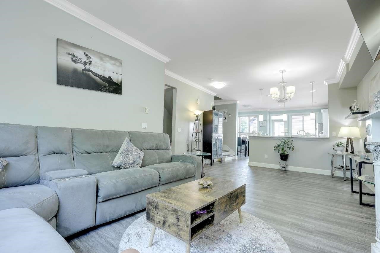 21-19560 68 Avenue, Surrey, BC - Indoor Photo Showing Living Room