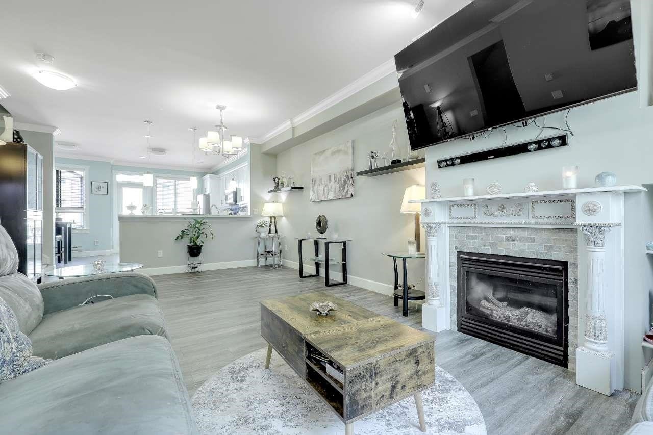 21-19560 68 Avenue, Surrey, BC - Indoor Photo Showing Living Room With Fireplace