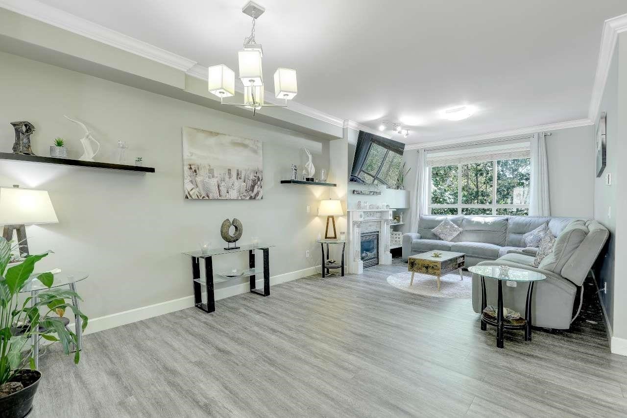 21-19560 68 Avenue, Surrey, BC - Indoor Photo Showing Living Room