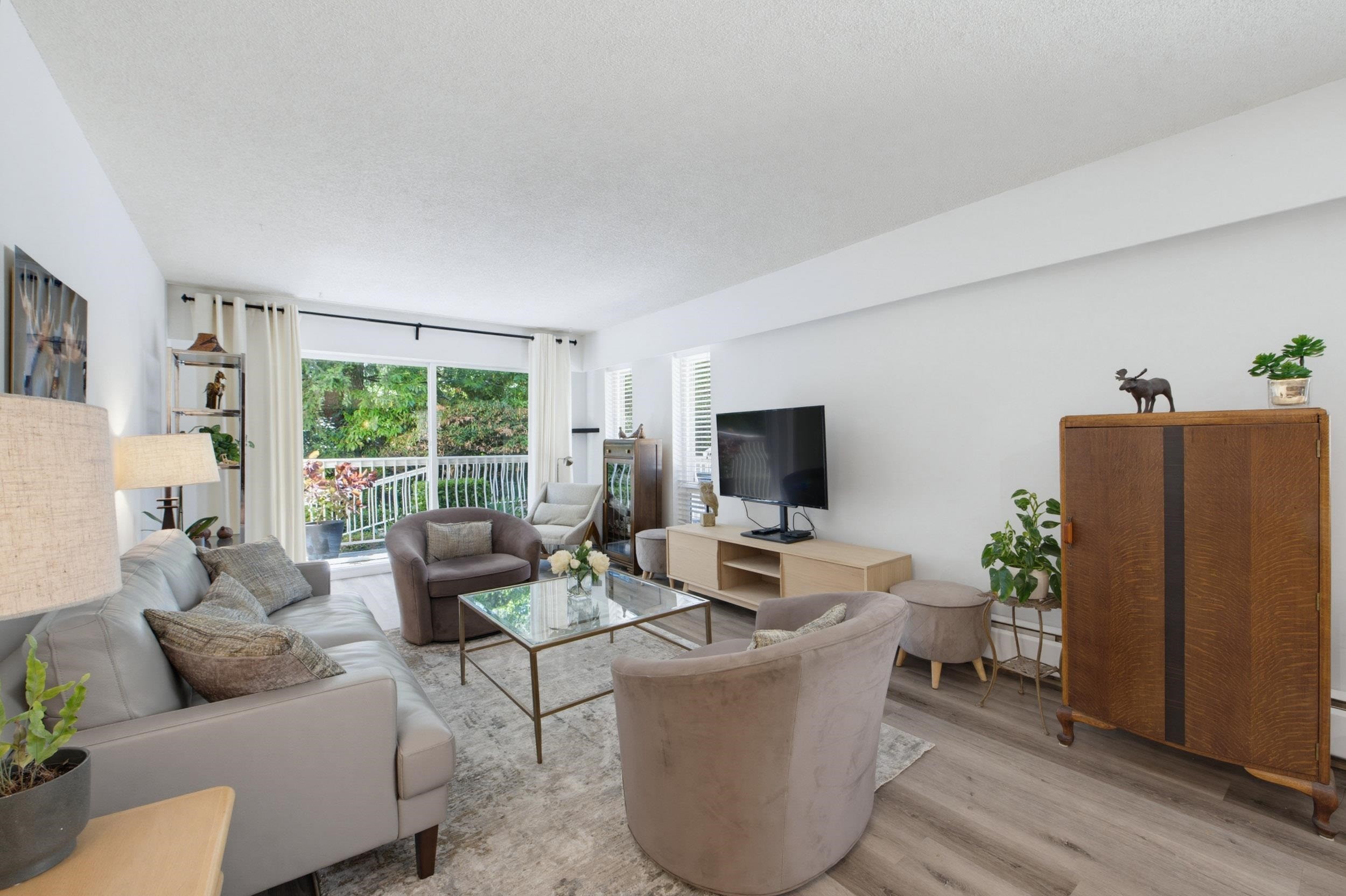 111-7436 Stave Lake Street, Mission, BC - Indoor Photo Showing Living Room