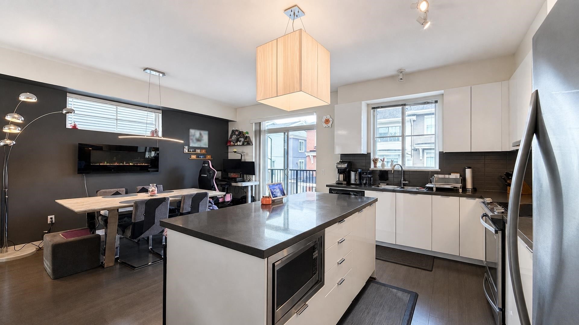 32-10735 84 Avenue, Delta, BC - Indoor Photo Showing Kitchen With Double Sink