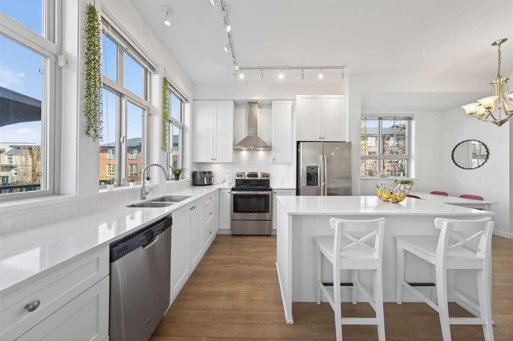 27-16260 23A Avenue, Surrey, BC - Indoor Photo Showing Kitchen With Stainless Steel Kitchen With Double Sink With Upgraded Kitchen