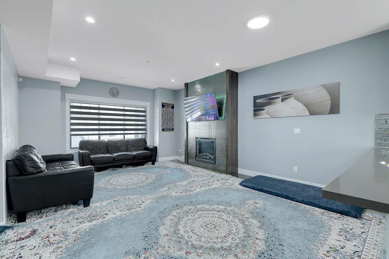 17-6971 122 Street, Surrey, BC - Indoor Photo Showing Living Room With Fireplace