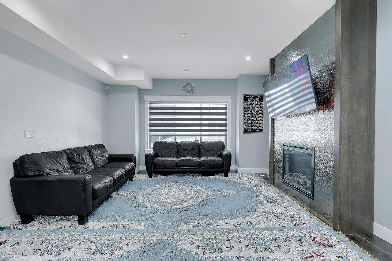 17-6971 122 Street, Surrey, BC - Indoor Photo Showing Living Room With Fireplace