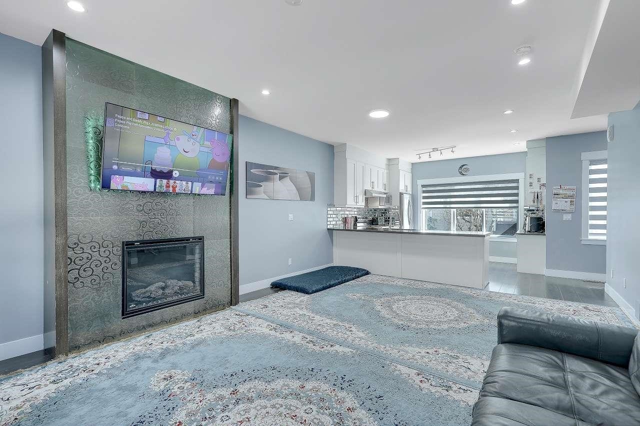 17-6971 122 Street, Surrey, BC - Indoor Photo Showing Living Room With Fireplace