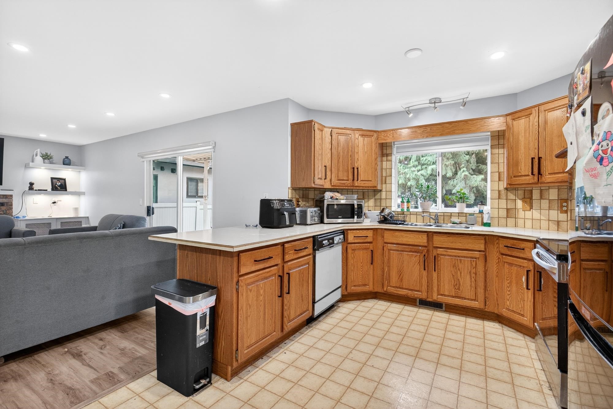 14610 87 Avenue, Surrey, BC - Indoor Photo Showing Kitchen With Double Sink