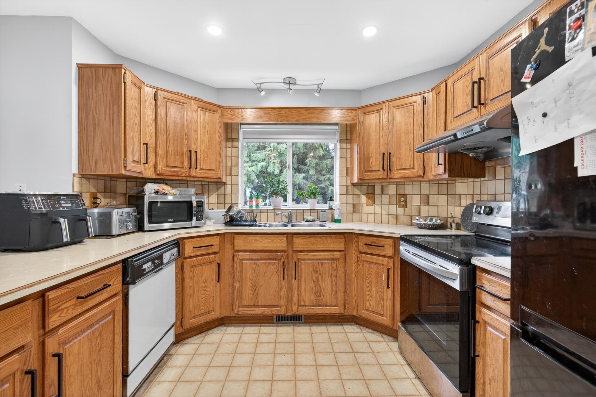 14610 87 Avenue, Surrey, BC - Indoor Photo Showing Kitchen With Double Sink