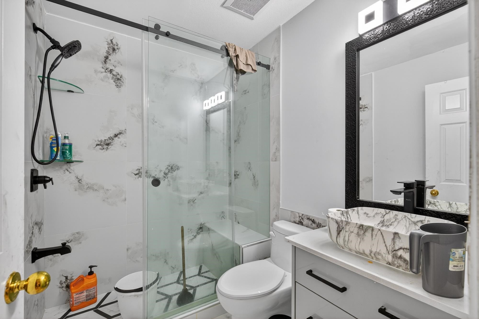 14610 87 Avenue, Surrey, BC - Indoor Photo Showing Bathroom
