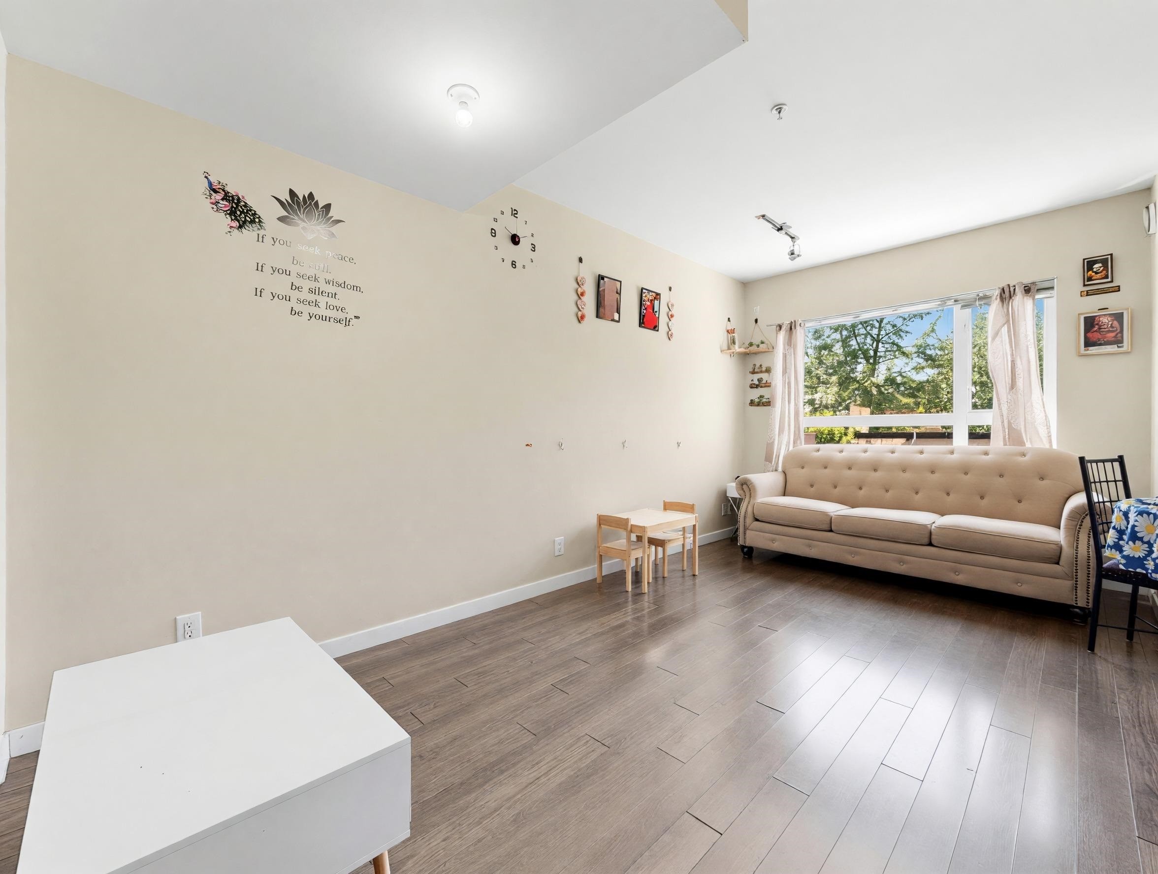 126-13228 Old Yale Road, Surrey, BC - Indoor Photo Showing Living Room