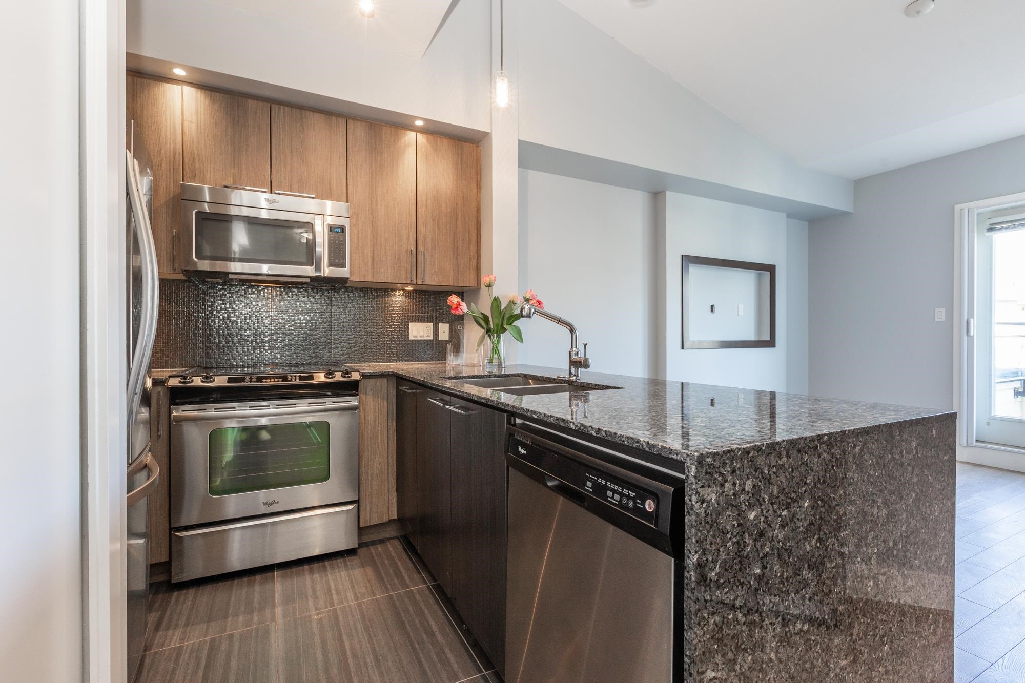 B401-20211 66 Avenue, Langley, BC - Indoor Photo Showing Kitchen With Upgraded Kitchen