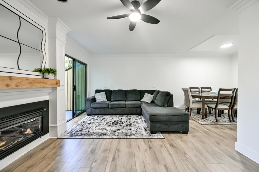 2-2998 Mouat Drive, Abbotsford, BC - Indoor Photo Showing Living Room With Fireplace