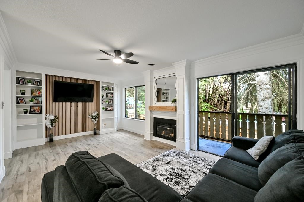 2-2998 Mouat Drive, Abbotsford, BC - Indoor Photo Showing Living Room With Fireplace