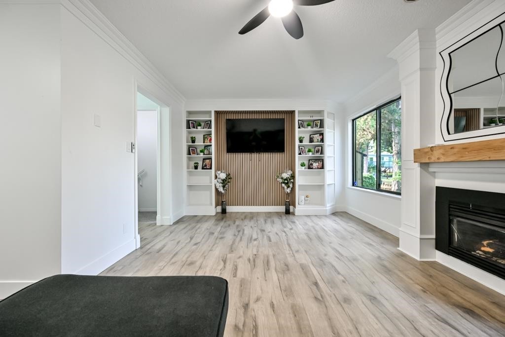 2-2998 Mouat Drive, Abbotsford, BC - Indoor Photo Showing Living Room With Fireplace