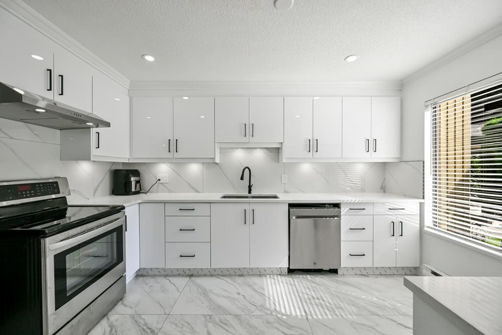2-2998 Mouat Drive, Abbotsford, BC - Indoor Photo Showing Kitchen With Upgraded Kitchen