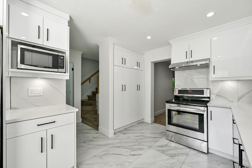2-2998 Mouat Drive, Abbotsford, BC - Indoor Photo Showing Kitchen