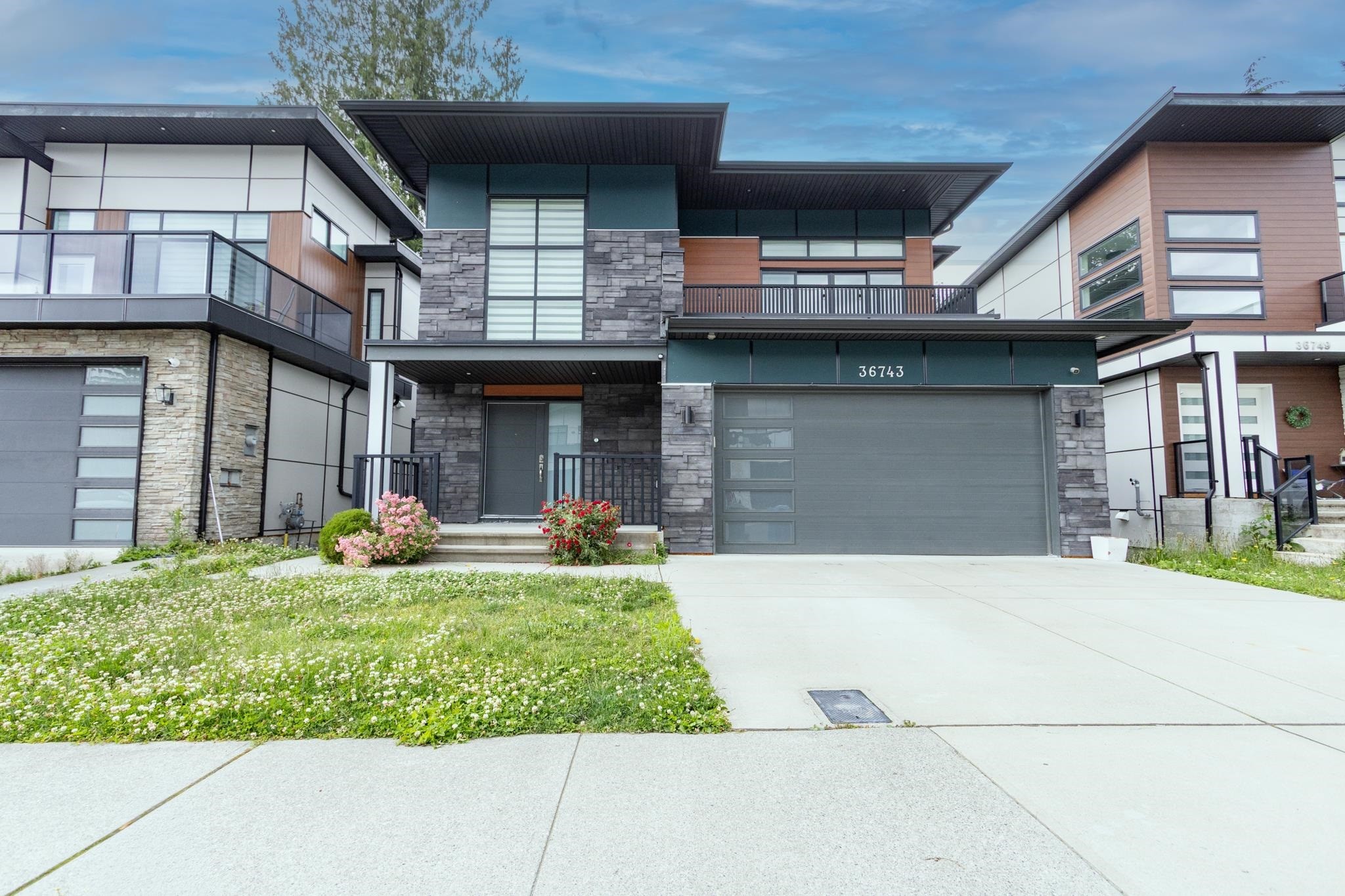 36743 Carl Creek Crescent, Abbotsford, BC - Outdoor With Facade