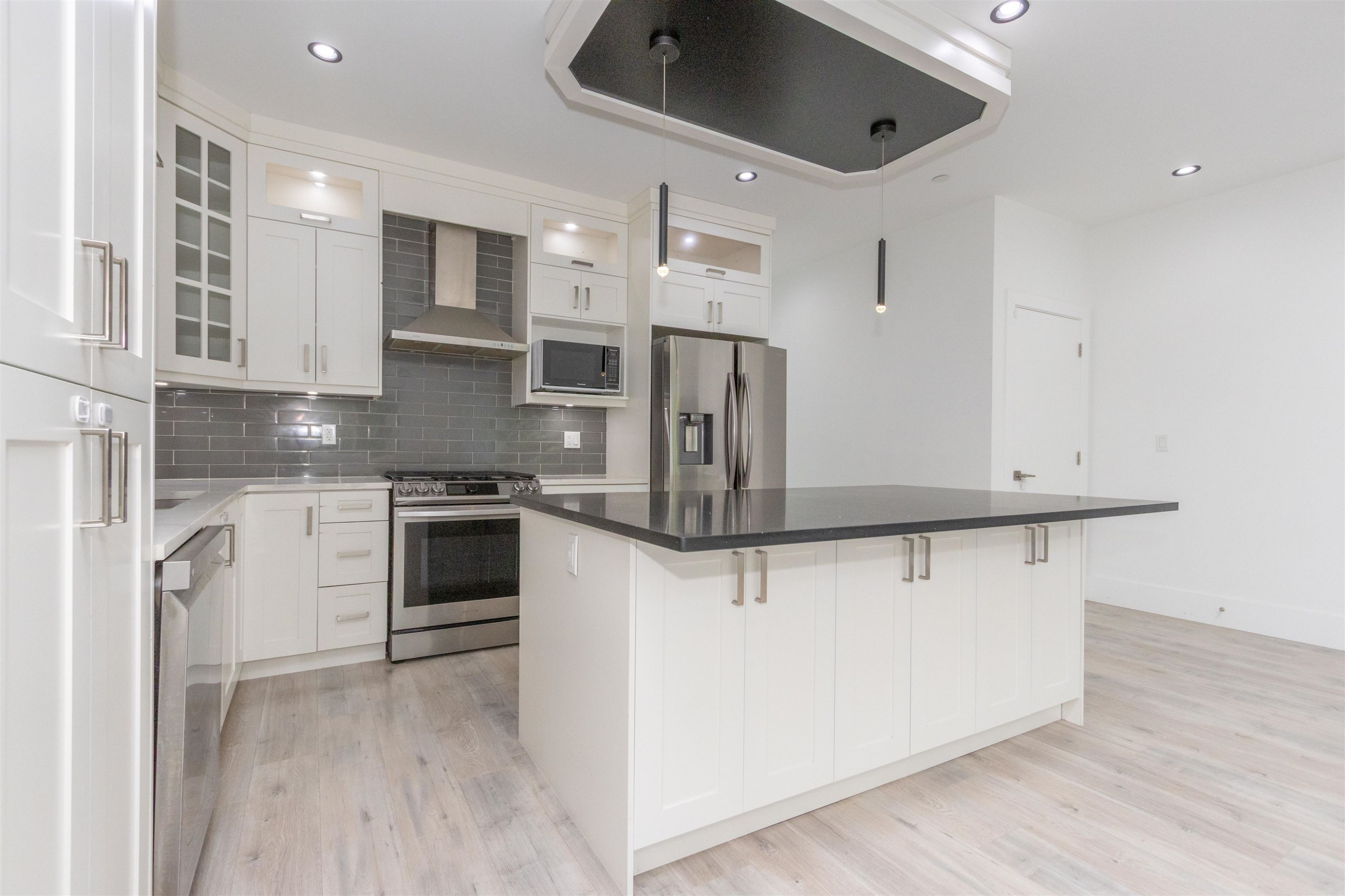 36743 Carl Creek Crescent, Abbotsford, BC - Indoor Photo Showing Kitchen With Upgraded Kitchen