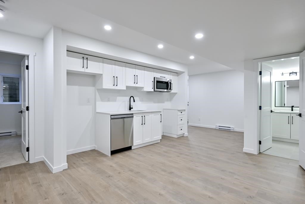 20839 35 Avenue, Langley, BC - Indoor Photo Showing Kitchen