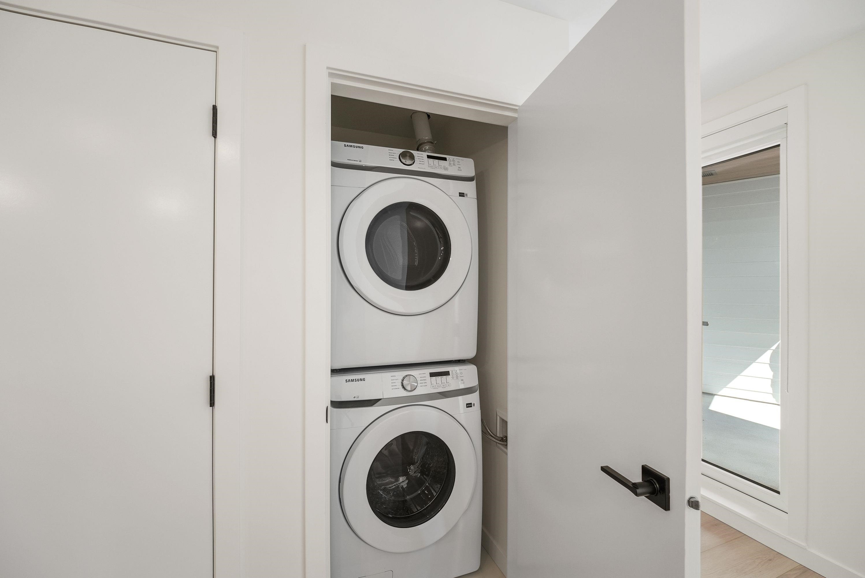 409-6270 Gooseberry Drive, Surrey, BC - Indoor Photo Showing Laundry Room